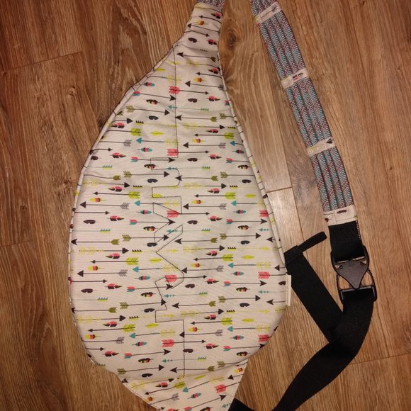 Kavu Crossbody Bag with Colorful Arrow Pattern - Picture 7 of 7